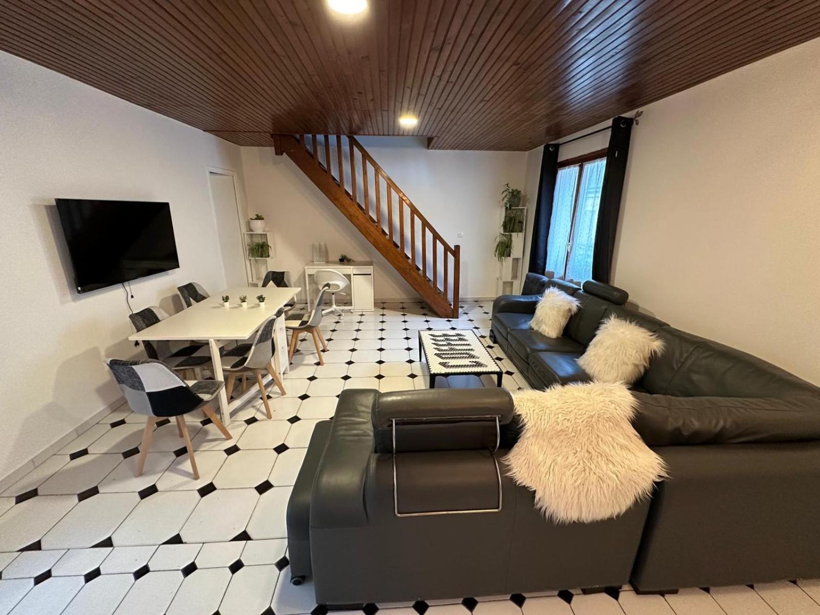 Agreable Appartement Dans Une Maison 생드니 외부 사진
