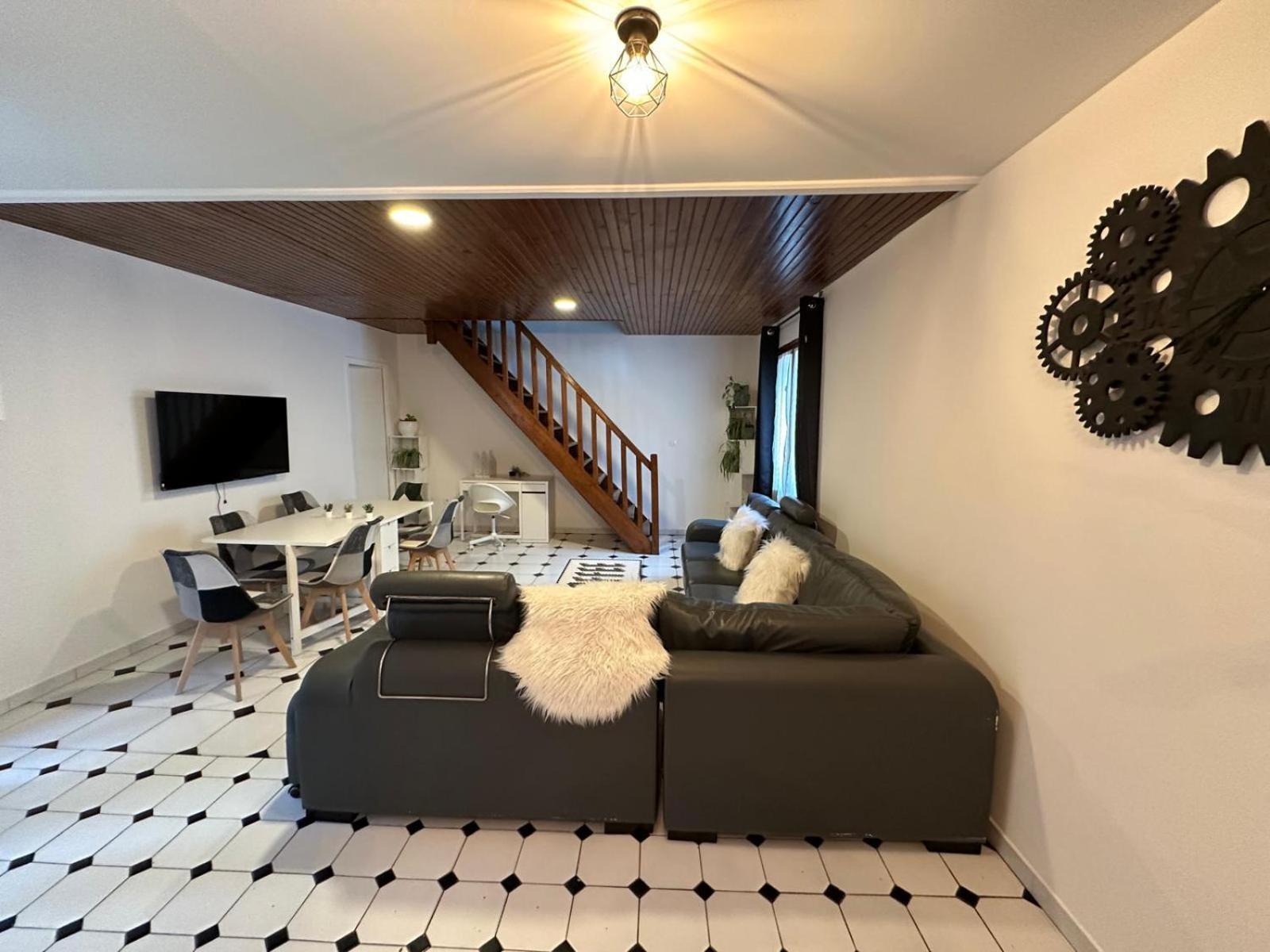 Agreable Appartement Dans Une Maison 생드니 외부 사진